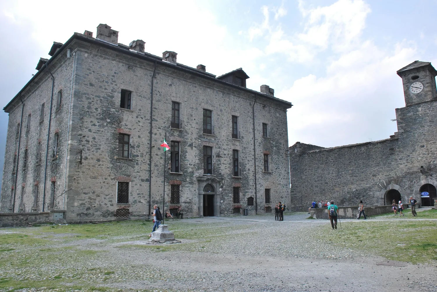 Нужен инвестор для инвестиций в апартаменты бизнес-класса — Поиск инвесторов — обложка